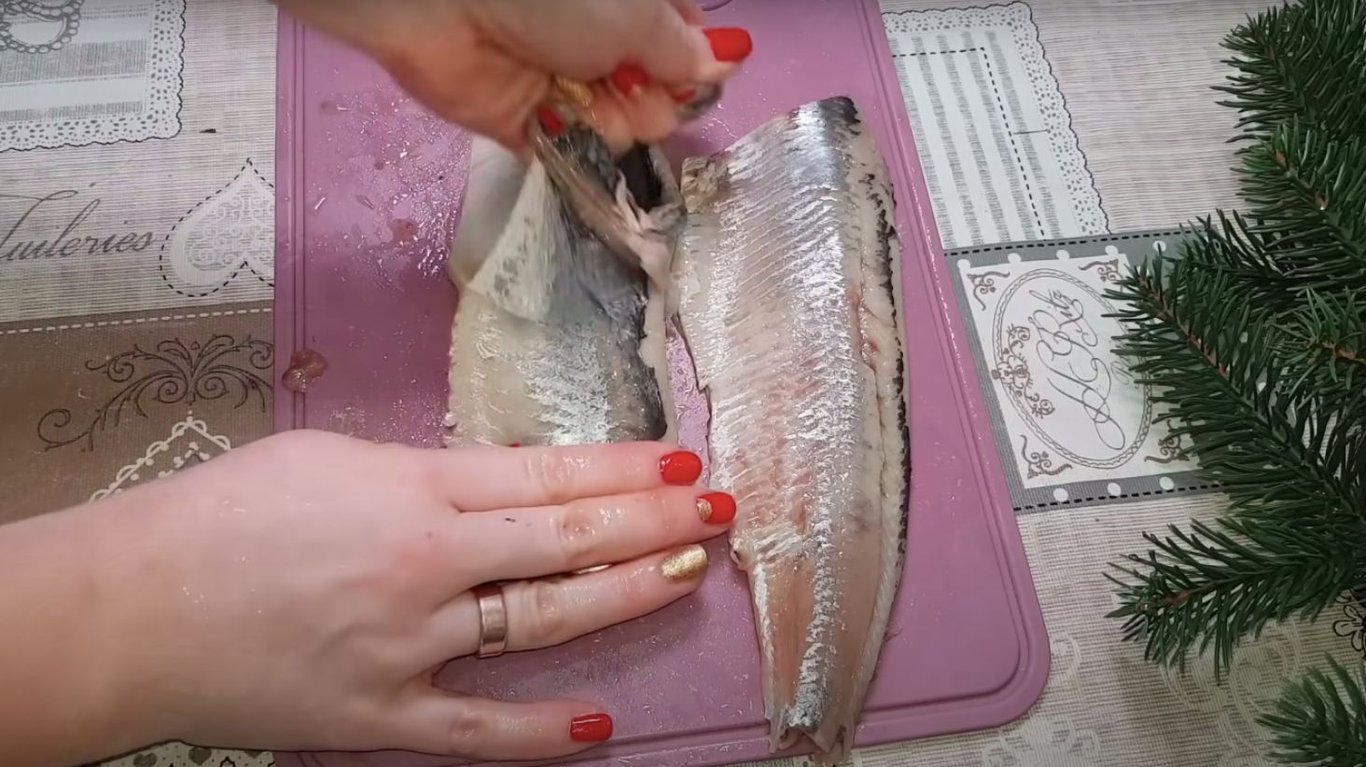 как быстро почистить селедку быстро