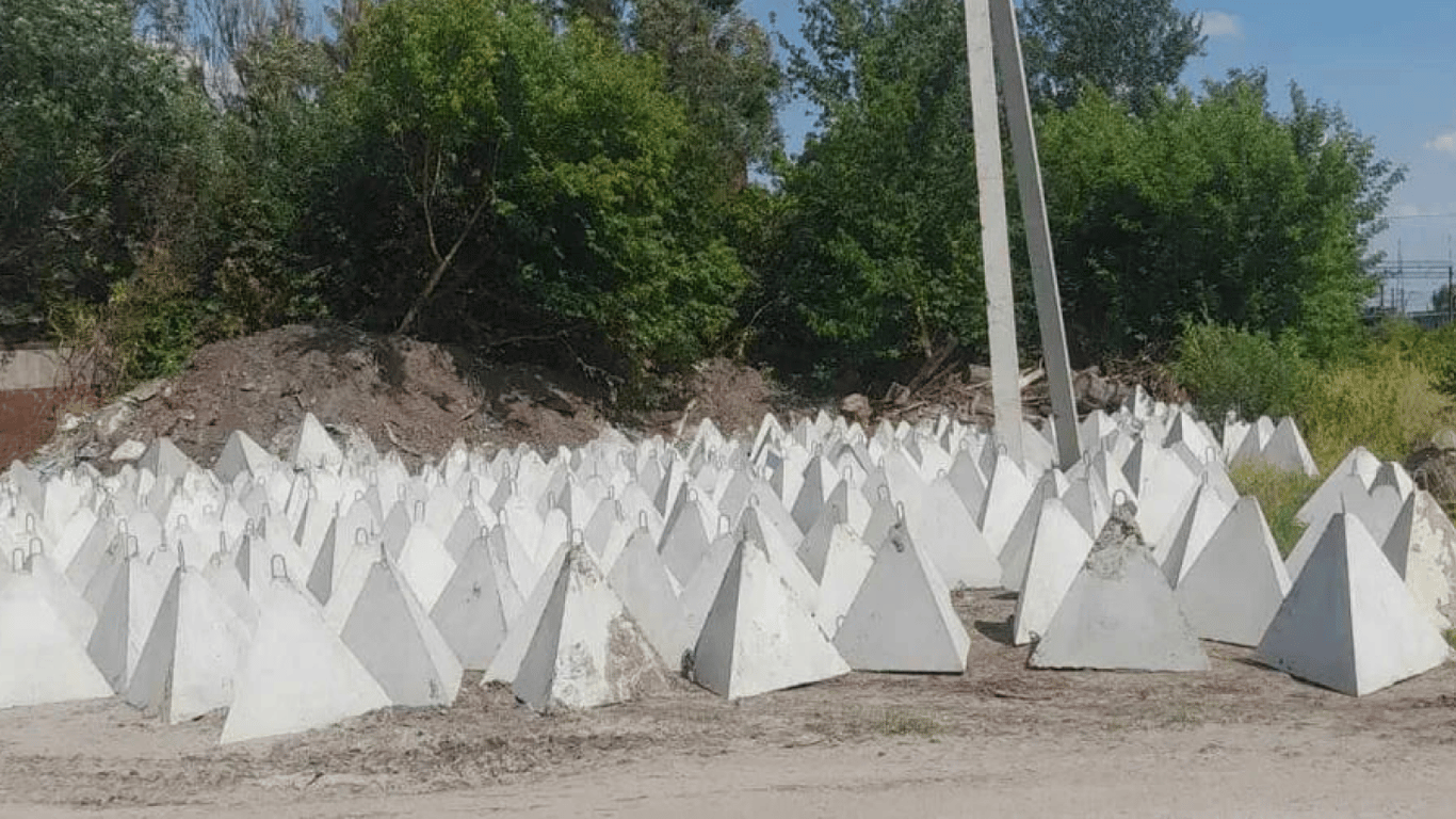 У Мирнограді, до якого впритул наближається ворог, купили загороджувальні піраміди