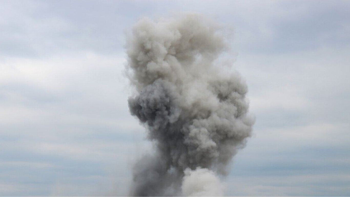 У Маріуполі пролунали вибухи: окупанти підняли авіацію
