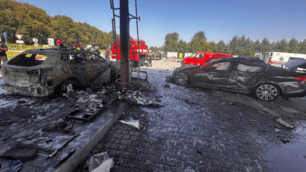 Під Львовом водій протаранив АЗС та дві автівки — виникла масштабна пожежа - 290x166