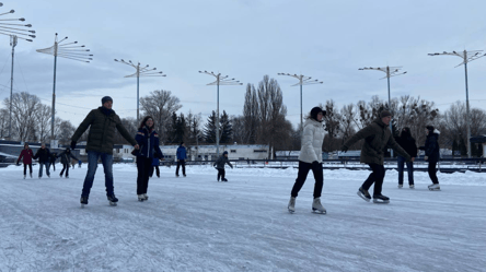 В Киеве открыли самый большой каток Украины — фоторепортаж - 290x166
