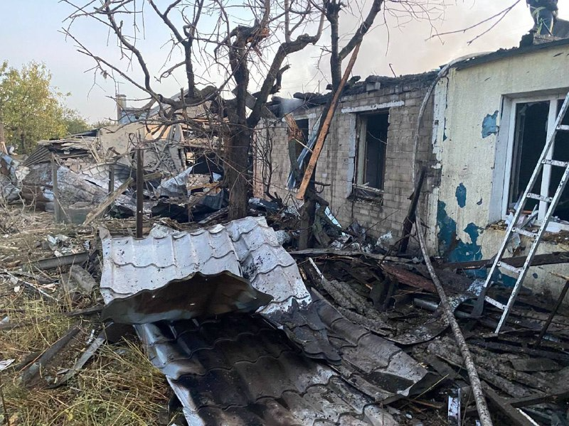 разрушенный дом во время обстрелов