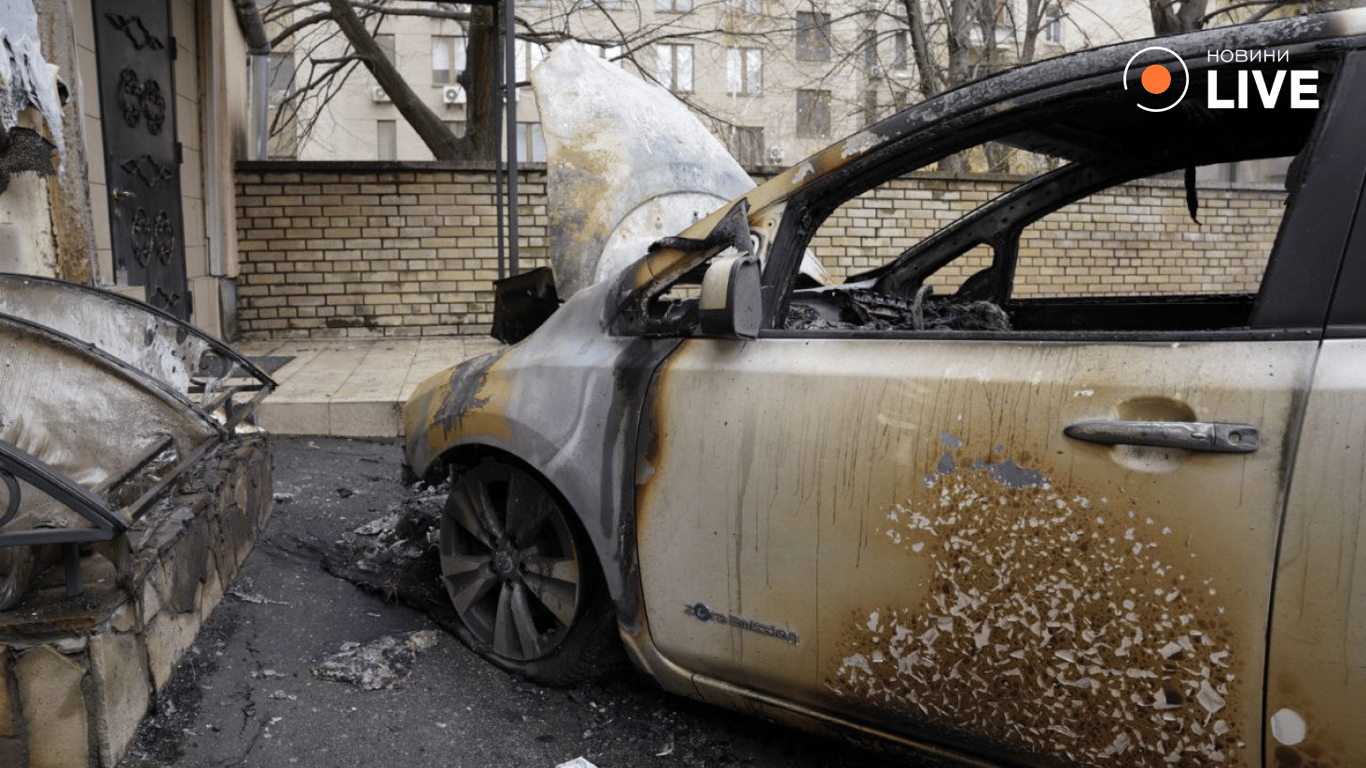Автомобіль горів біля метро Київ