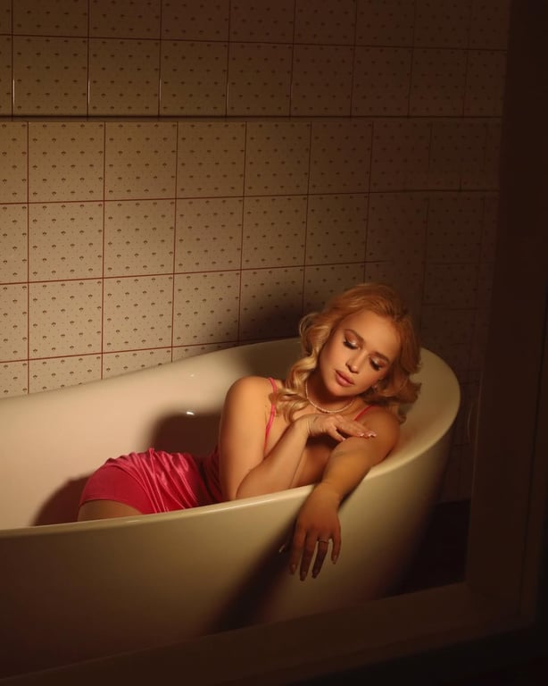 Інна Бєлєнь в короткій сукні