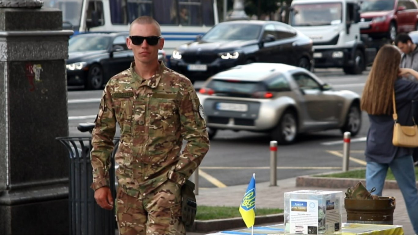 Як каратимуть цивільних українців, які носять військову форму — новий закон