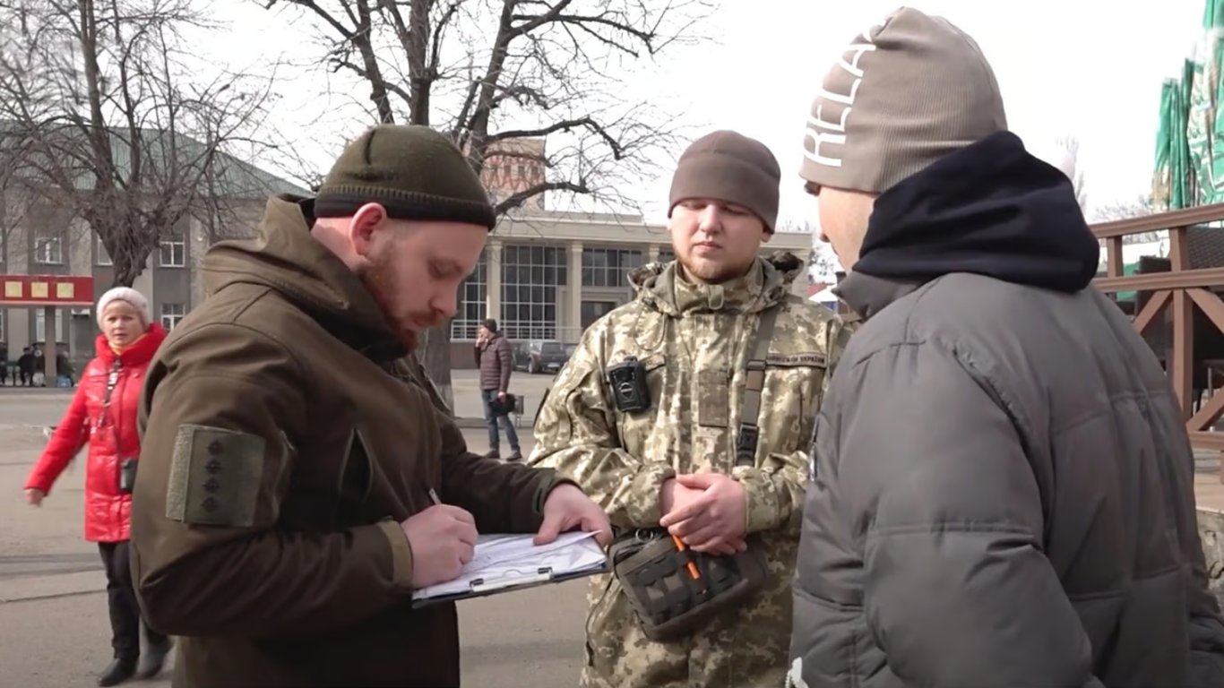 Чи можуть ТЦК виписати штраф за несвоєчасне оновлення даних, відповів юрист