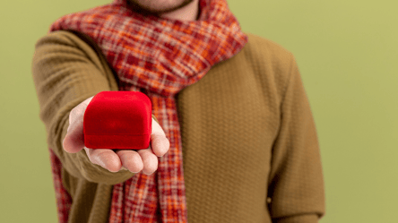 Молодий британець розбагатів завдяки покупці дивної прикраси - 285x160