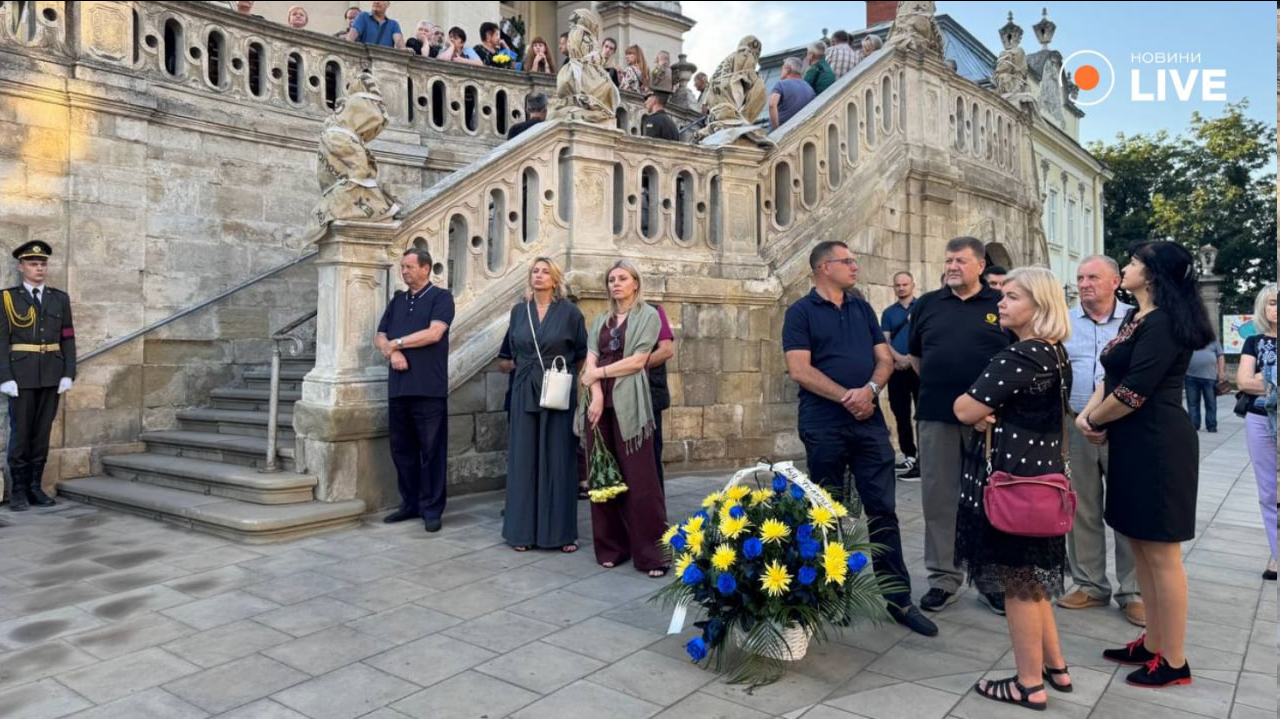 Во Львове начался парастас по Парубию — фоторепортаж - фото 4