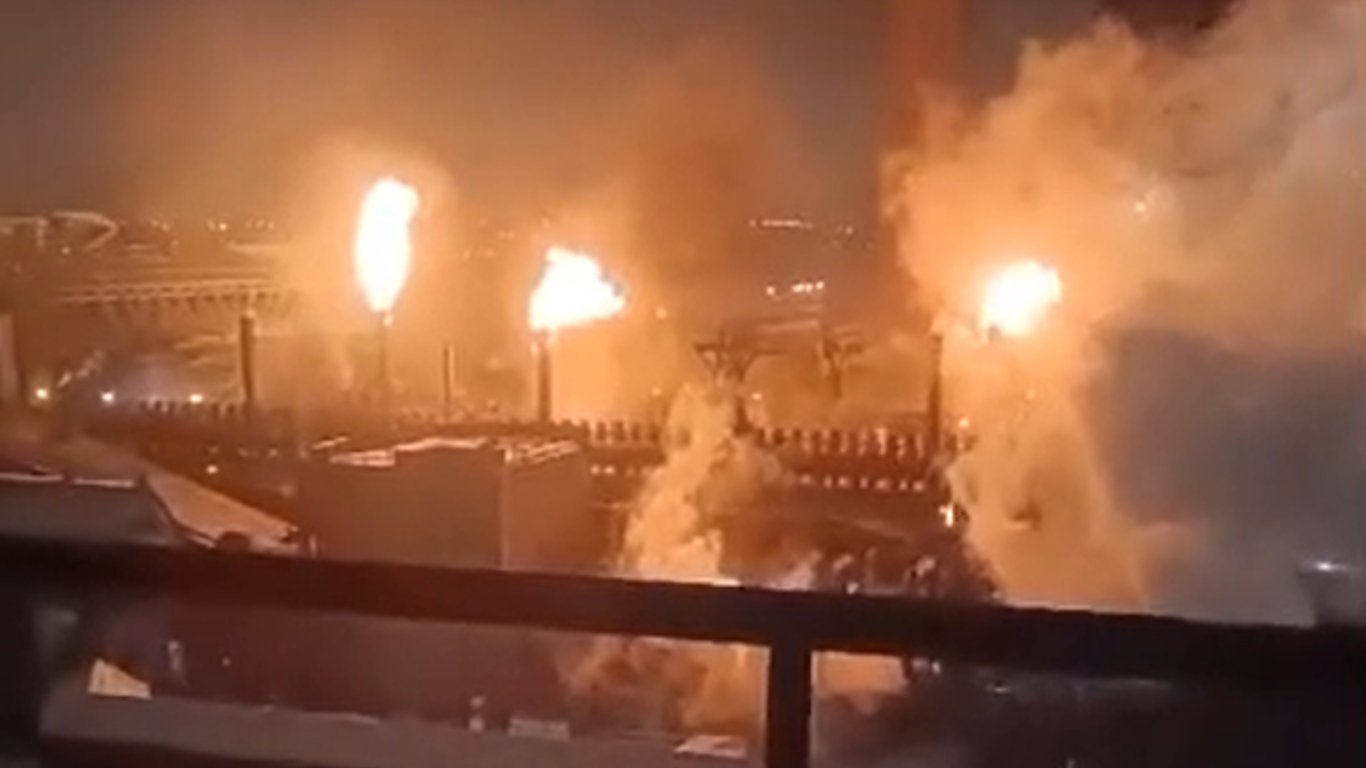 В российском Липецке раздались взрывы — произошел сильный пожар на предприятии