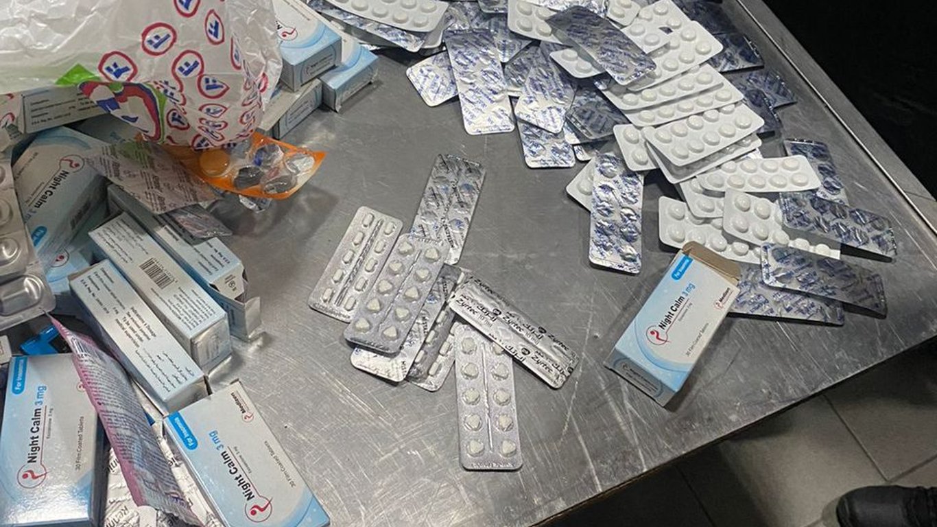 На кордоні викрили киянку, яка перевозила контрабандні нарковмісні таблетки