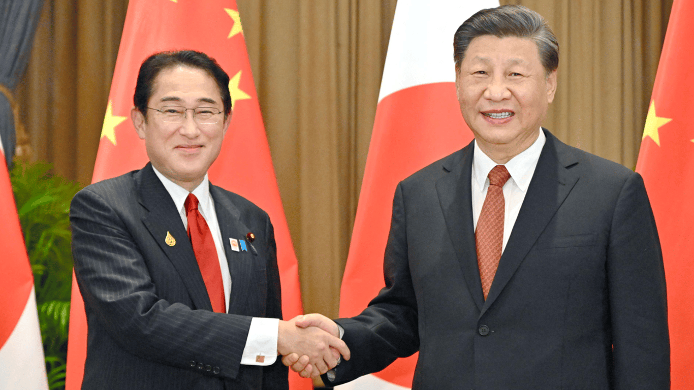 Лідери Китаю та Японії вперше за рік провели прямі переговори — про що домовились
