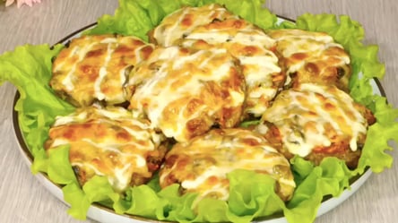 Биточки з м’ясного фаршу "під шубою" у духовці  — рецепт вечері - 285x160