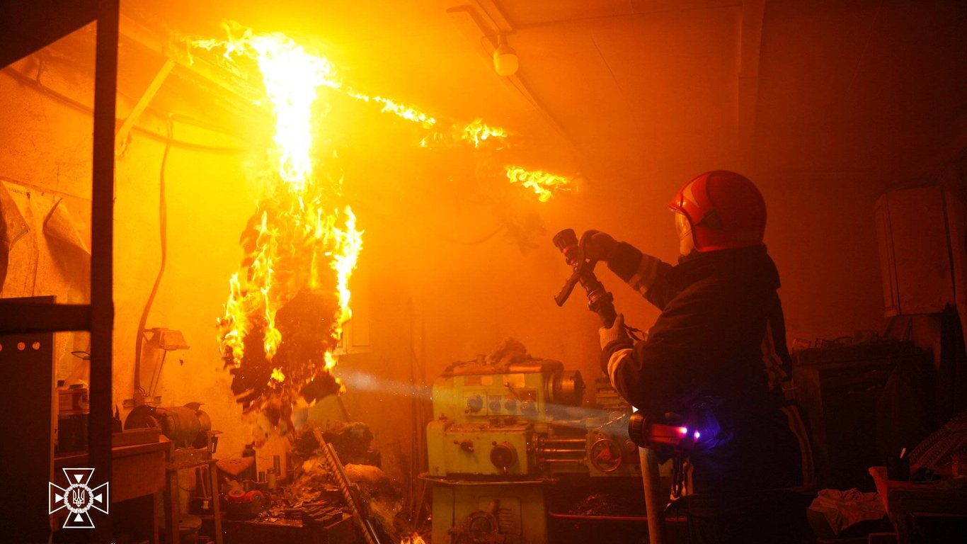 В Хаджибейском районе Одессы горел завод — подробности