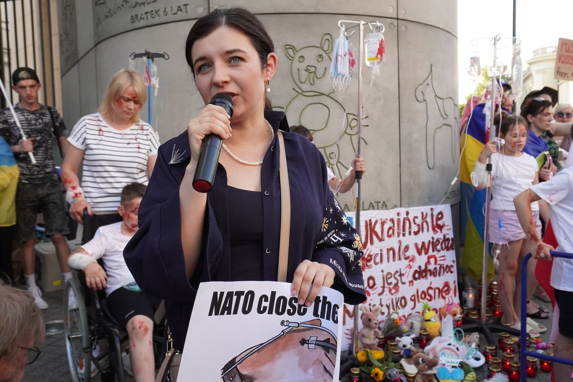 У Варшаві пройшла акція протесту проти російської агресії біля дитячої лікарні - фото 4