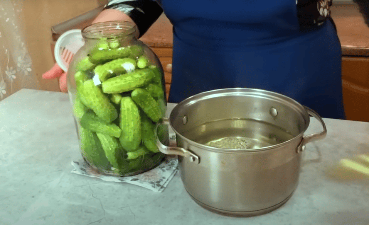 Процесс консервации огурцов на зиму