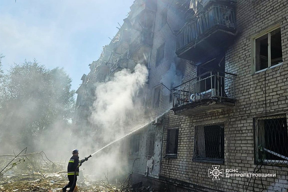 В ГСЧС показали первые кадры ракетного удара по Павлограду - фото 1