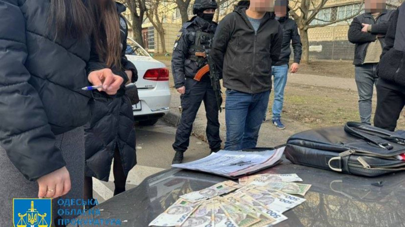 Збирав "данину" зі стихійних торговців — в Одесі затримали комунальника