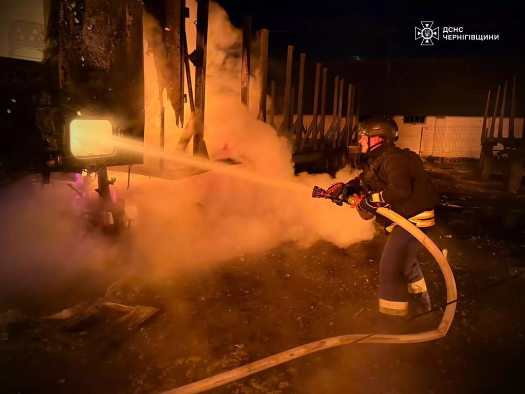 Працівник ДСНС гасить підприємство на Чернігівщині після прильоту 31 травня