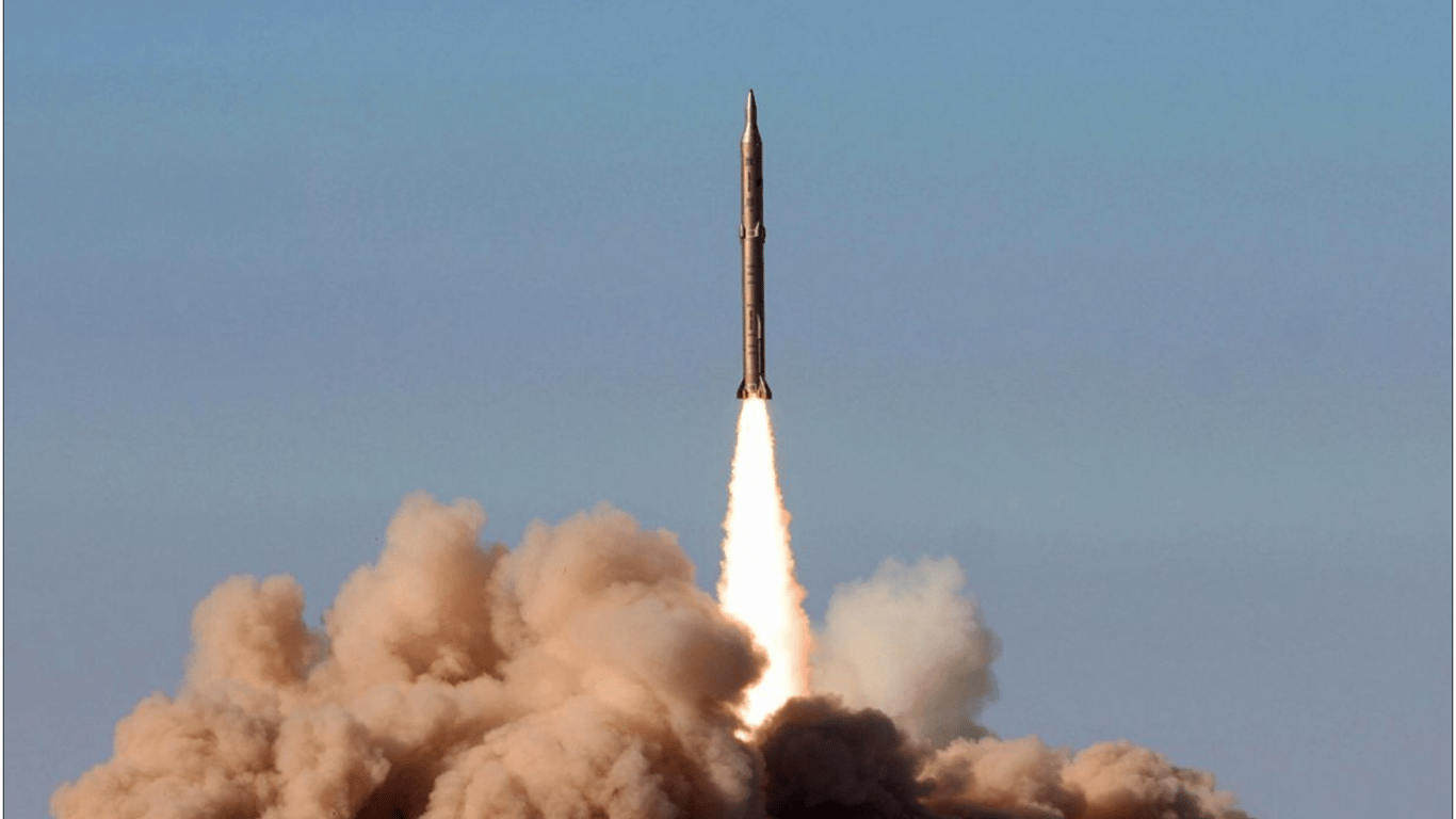 КНДР запустила баллистическую ракету в направлении Восточного моря: что известно