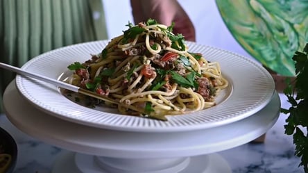 Прекрасна вечеря за 20 хвилин — спагетті з тунцем та помідорами - 285x160