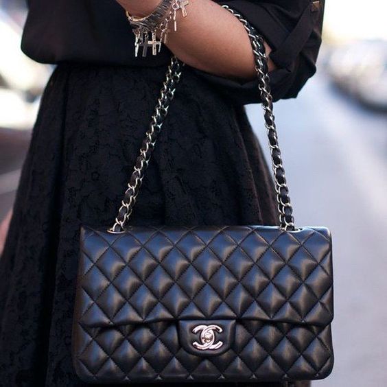 Черная женская сумка на цепочке.