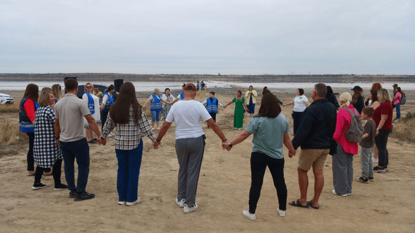 Щоб врятувати Куяльницький лиман одесити збирають сіль — фото - фото 1