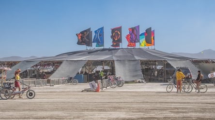 На фестивале Burning Man презентовали инсталляцию, созданную из артефактов войны в Украине - 285x160