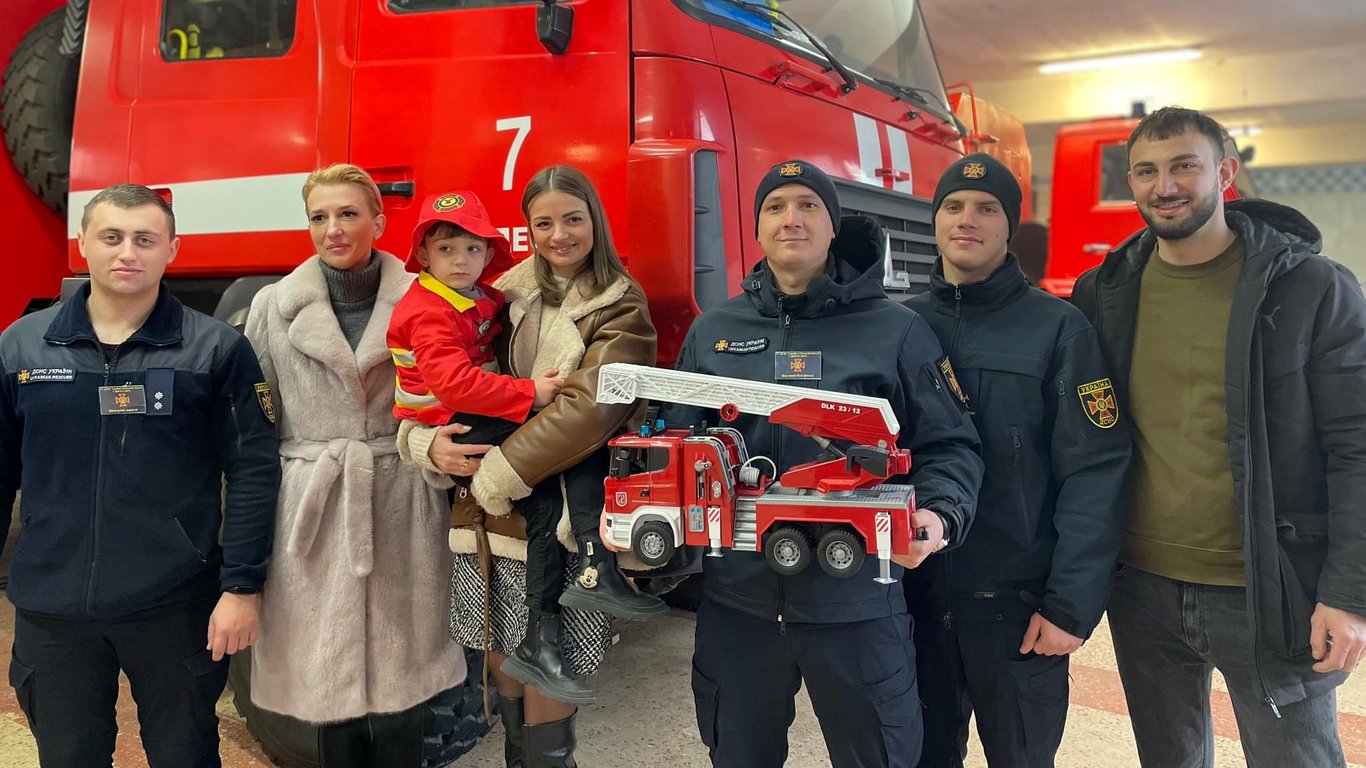 Одесские спасатели поздравили будущего коллегу с Днем рождения