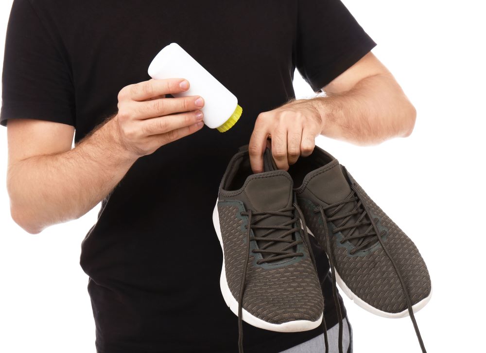Чому в кросівках виникає неприємний запах — методи профілактики та усунення - фото 1