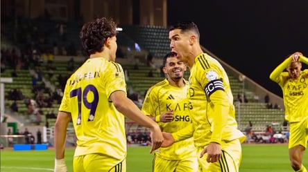 Усик здивував сімейним фото з Кріштіану Роналду - 285x160