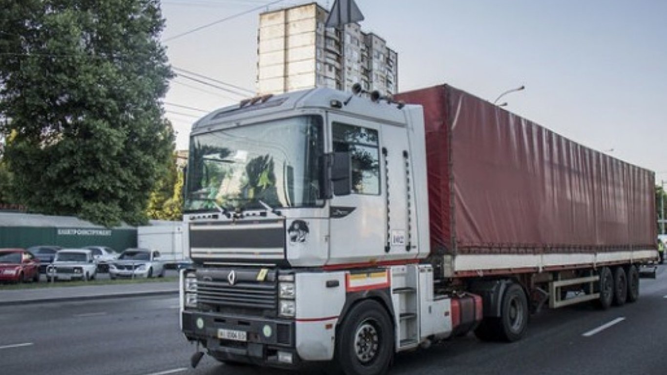 В Киев ограничили въезд грузовиков: какая причина