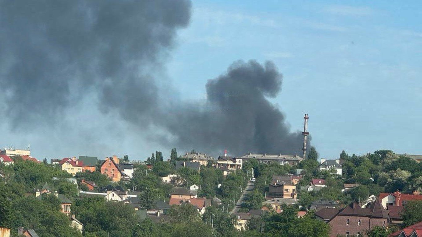 В Киеве масштабный пожар — над городом поднимается черный дым