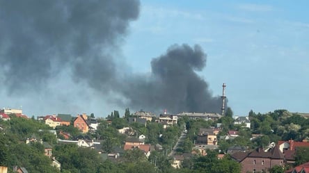 У Києві масштабна пожежа — над містом  здіймається чорний дим - 285x160