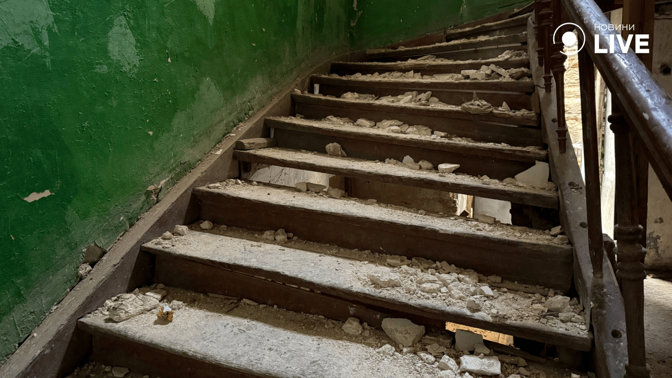 Пошкоджені сходи в будинку після атаки безпілотників