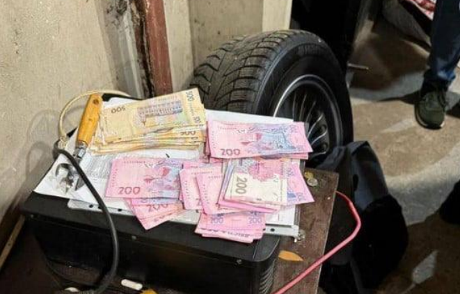 Вимагав гроші з торговців