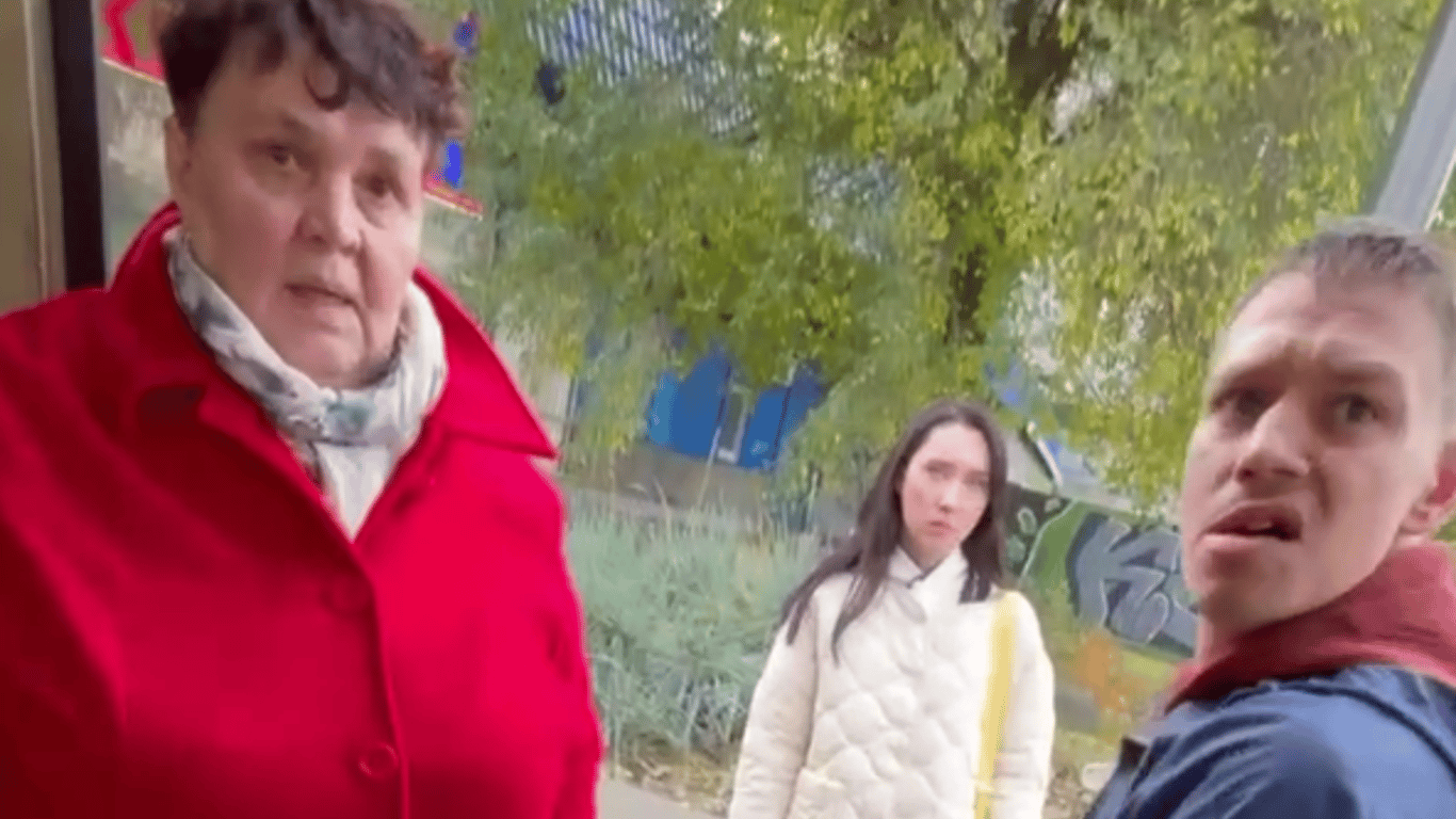 У Києві жінка та її дорослий син напали на маму з дитиною у маршрутці