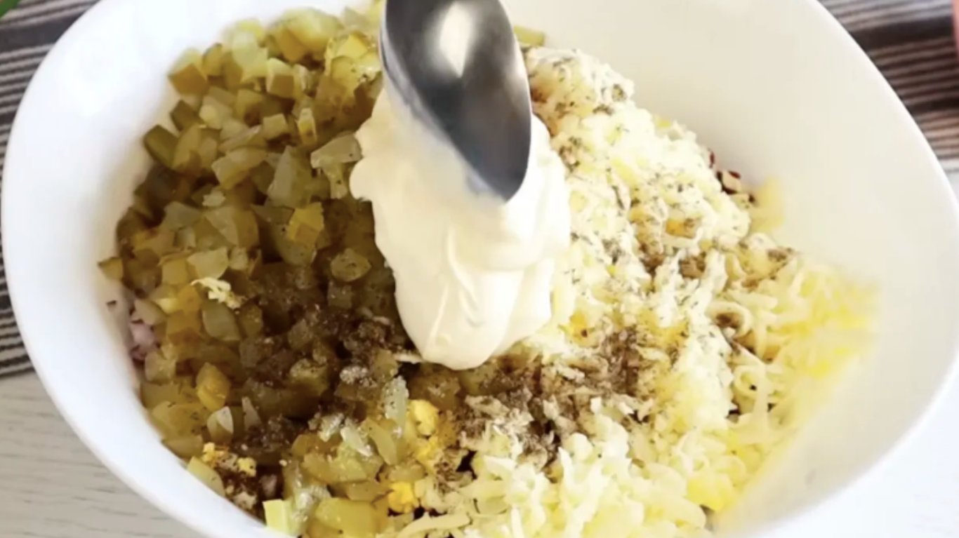 смачний салат з буряком та яйцями