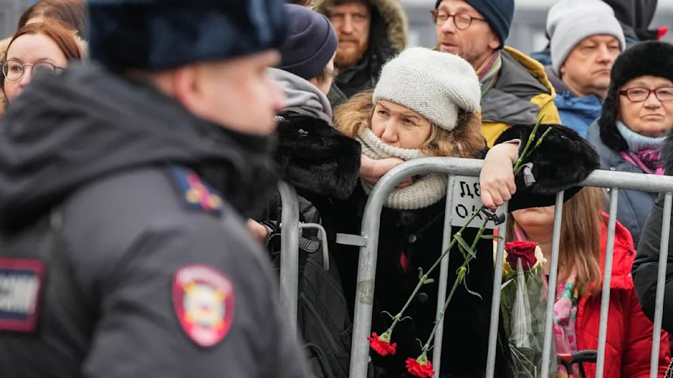 Сотні спецпризначенців та проукраїнські вигуки — у Москві ховають Олексія Навального