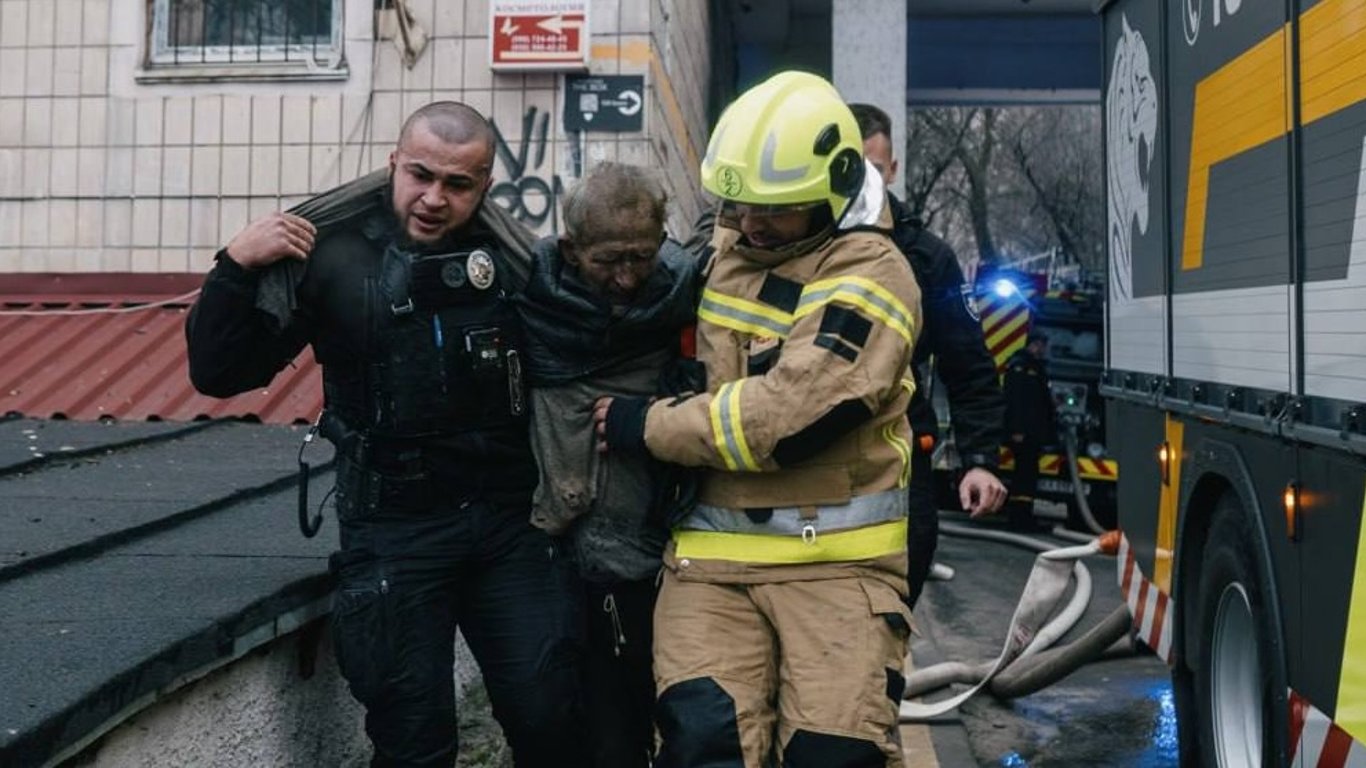 Пожар в многоэтажке в Киеве — пожарные спасли мужчину
