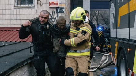 Пожежа в багатоповерхівці в Києві — вогнеборці врятували чоловіка - 290x166