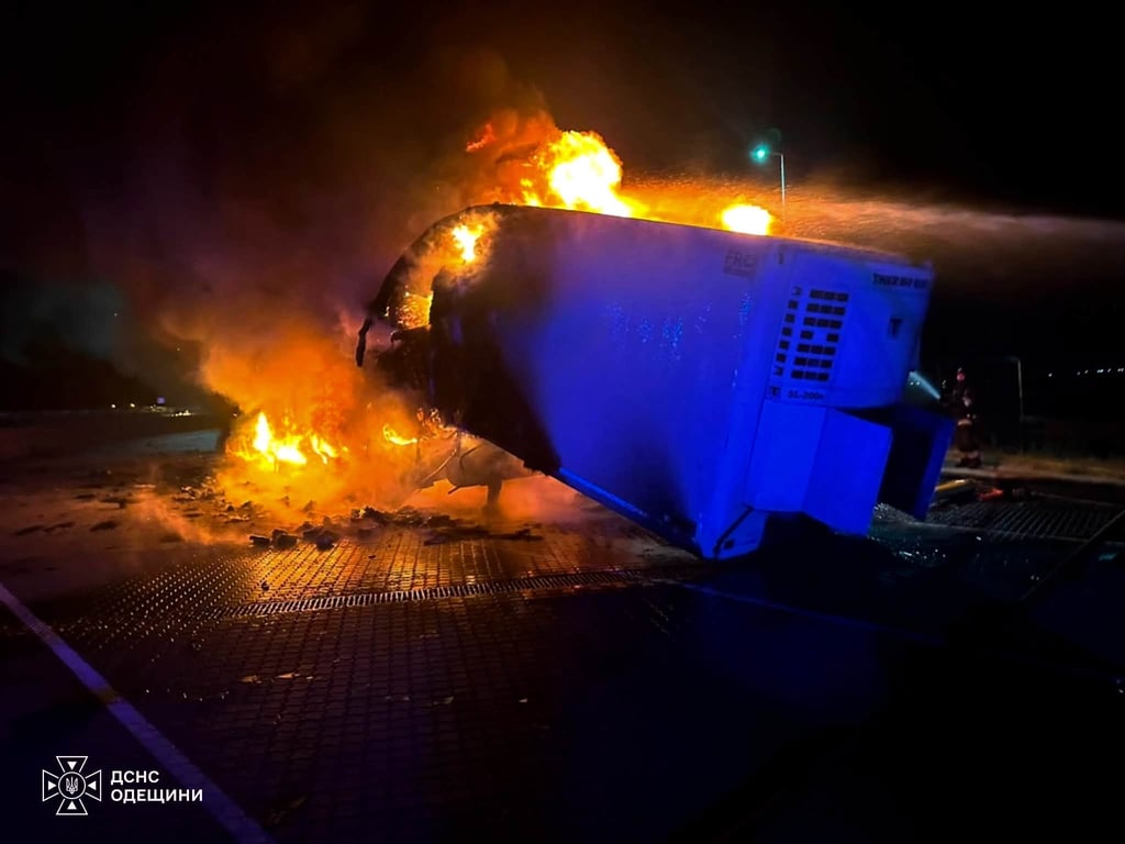 Причіп вантажівки горить після атаки РФ на Одещину
