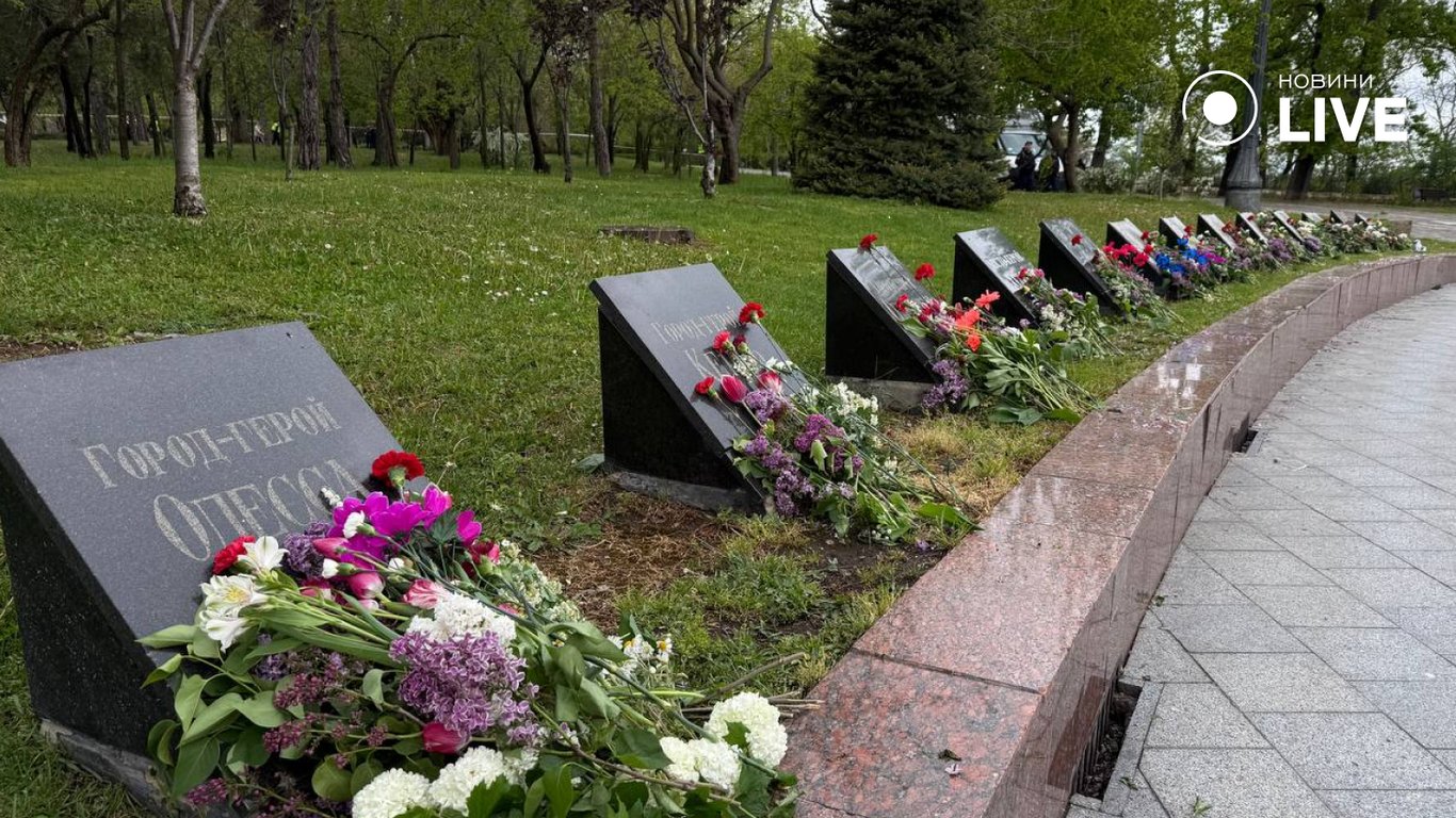 9 травня в Одесі — Алея Слави потопає у квітах - фото 8