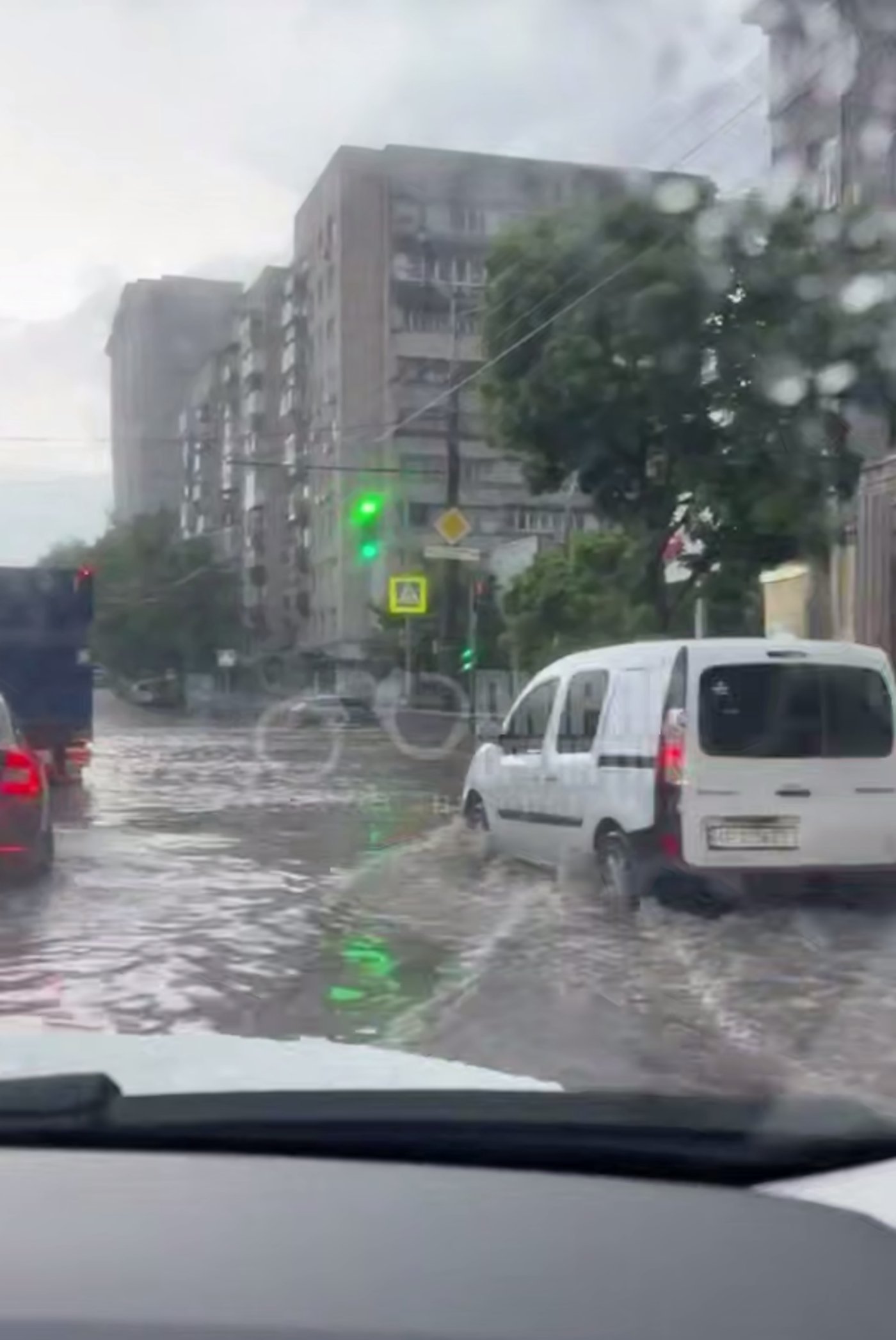 У Дніпрі через зливу затопило вулиці