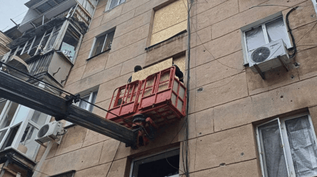 Одеські комунальники закрили вибиті вікна у постраждалих під час атаки будинках - 285x160