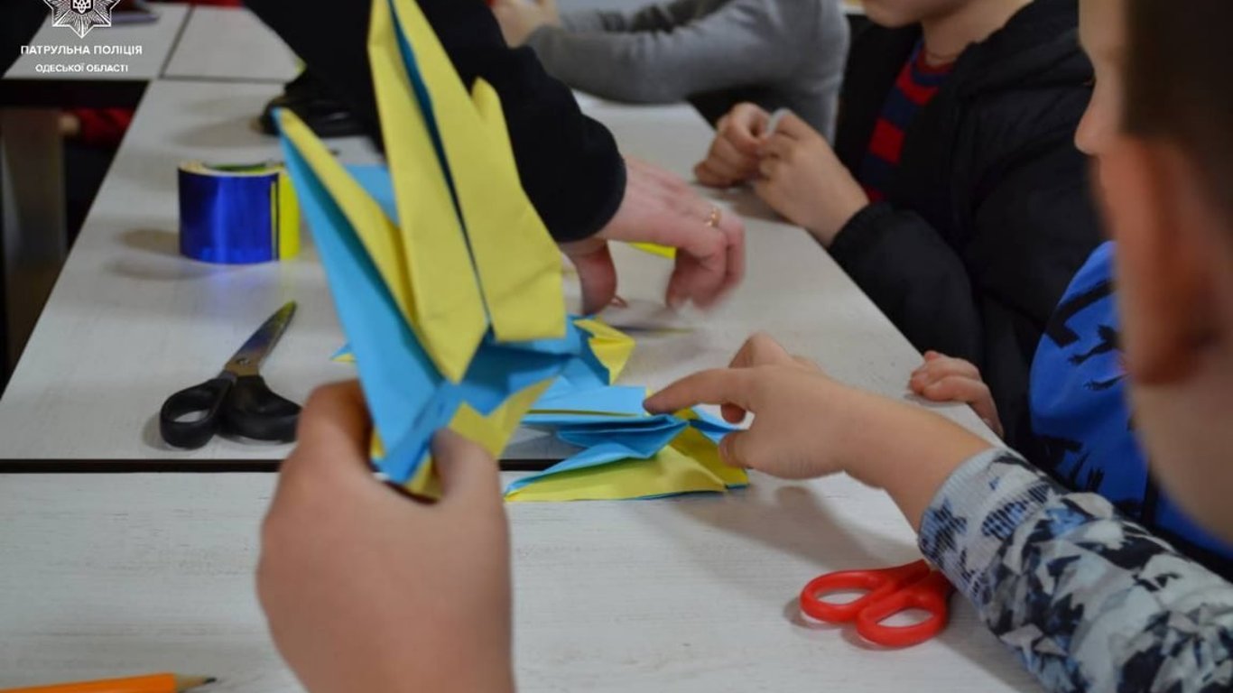 В Измаиле полицейские вместе с детьми совершили трезубцы в стиле оригами.