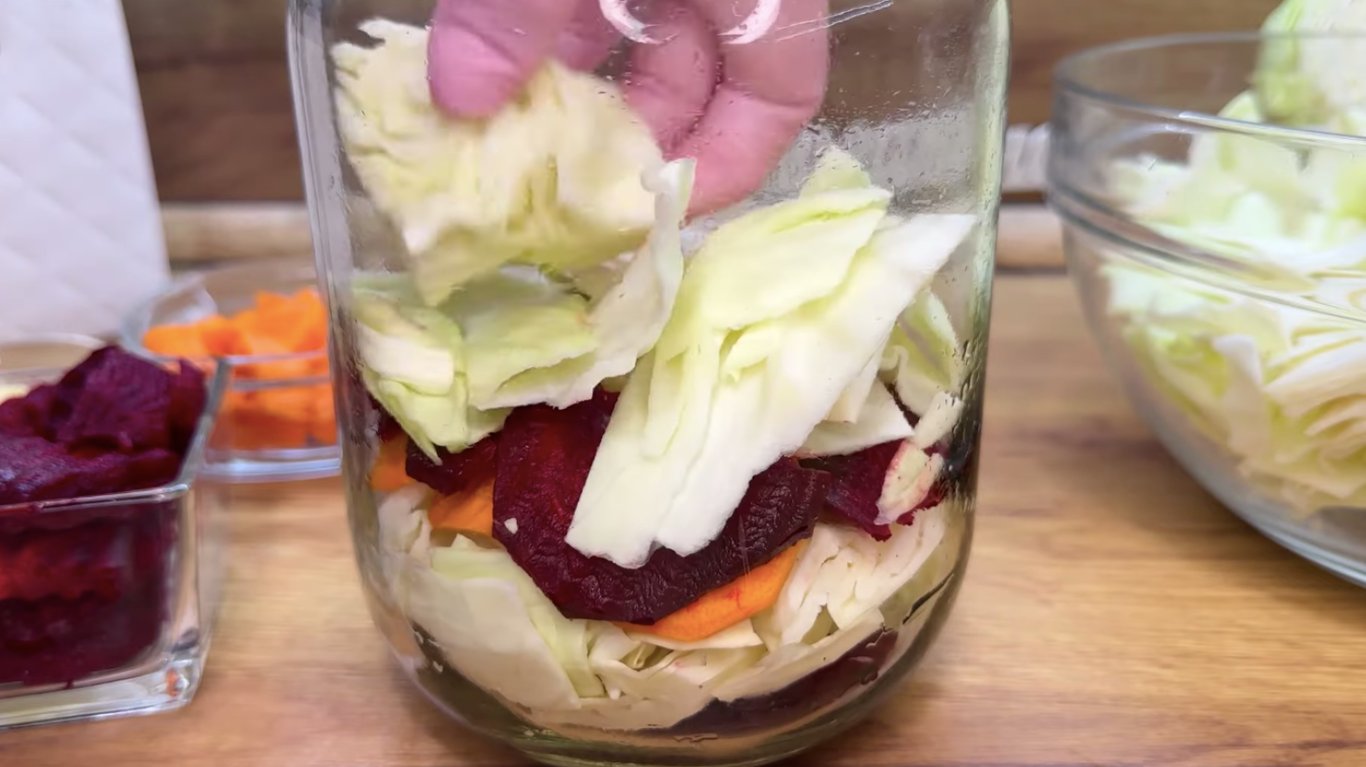 маринована капуста з буряком
