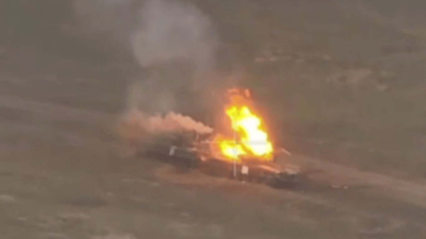 Взлетели в воздух — бойцы ВСУ уничтожили два вражеских танка Т-72