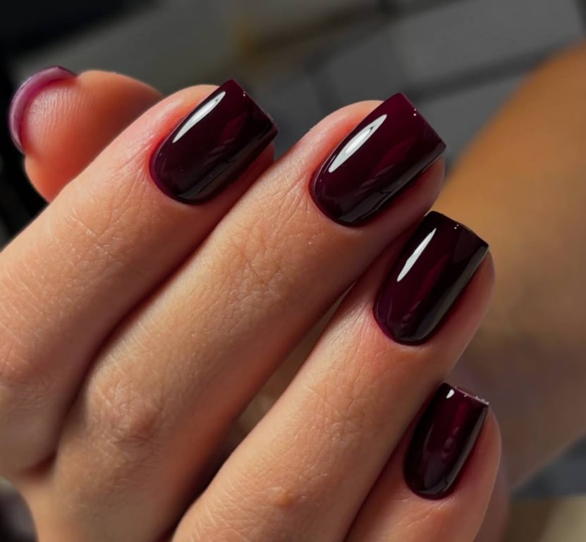 Темний колір на нігтях має дуже витончений вигляд