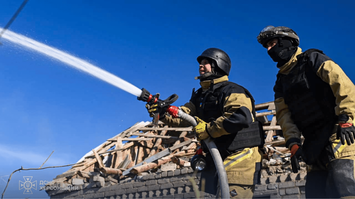 Вибухи у Херсоні — внаслідок обстрілу загорілися чотири житлові будинки