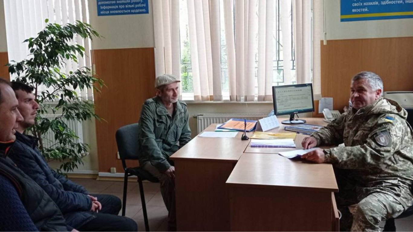 Деяких українських пенсіонерів зобов’яжуть стати на військовий облік — що відомо